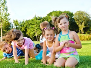Aktive Bewegungsspiele für Kinder: Wir präsentieren Kinderspiele für